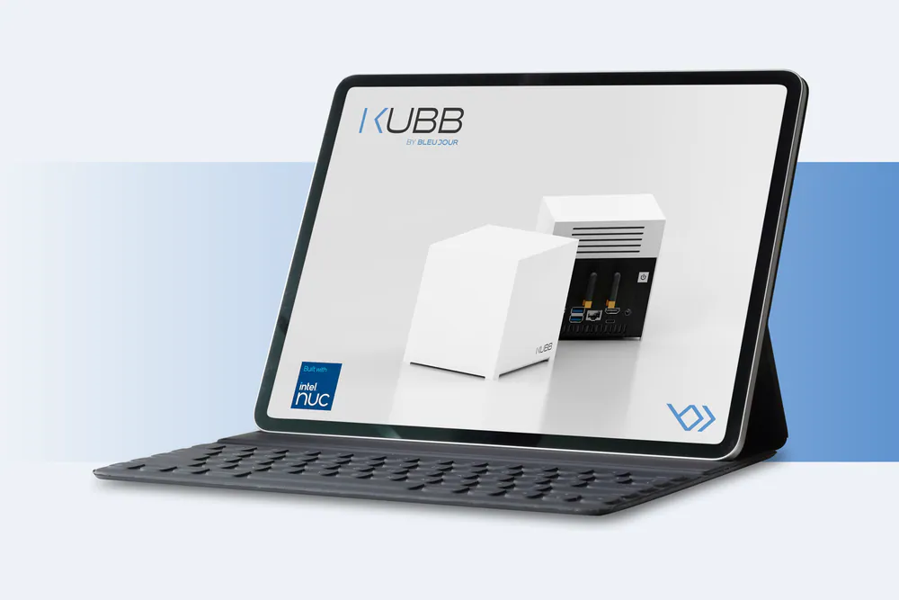 Tablette affichant la vidéo de présentation du KUBB by Bleujour