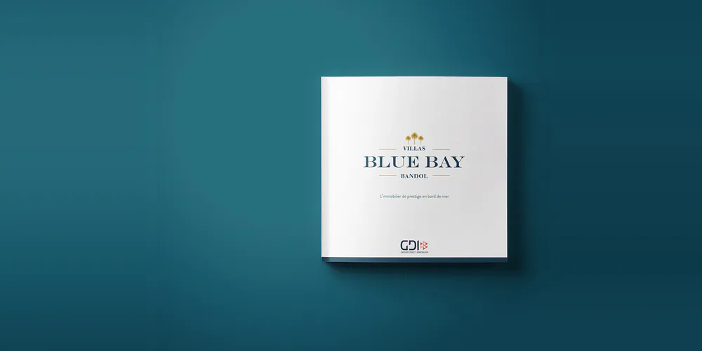 Plaquette Villas Blue Bay Bandol posée sur fond bleu canard
