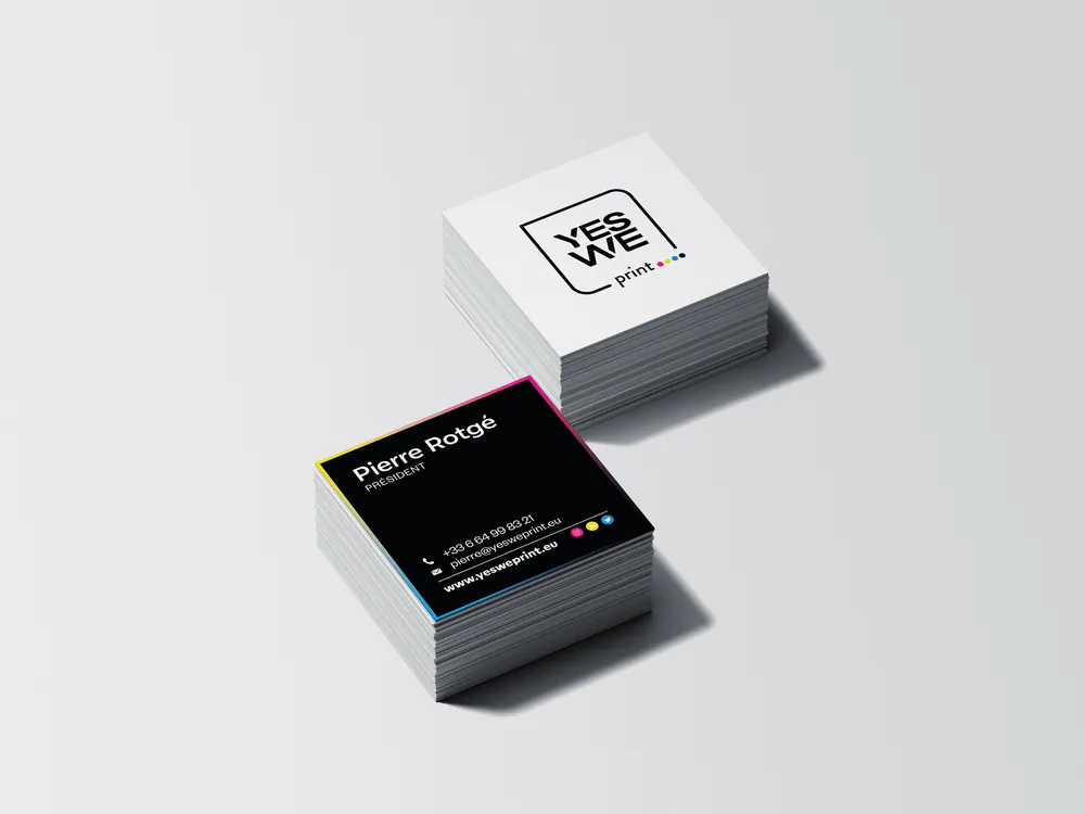 Cartes de visite carrées Yes We Print empilées, recto noir et verso blanc